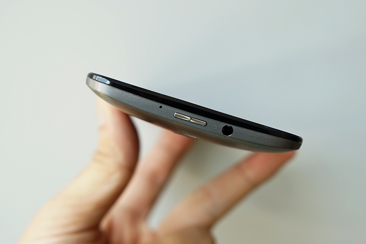 Cạnh trên là nút nguồn