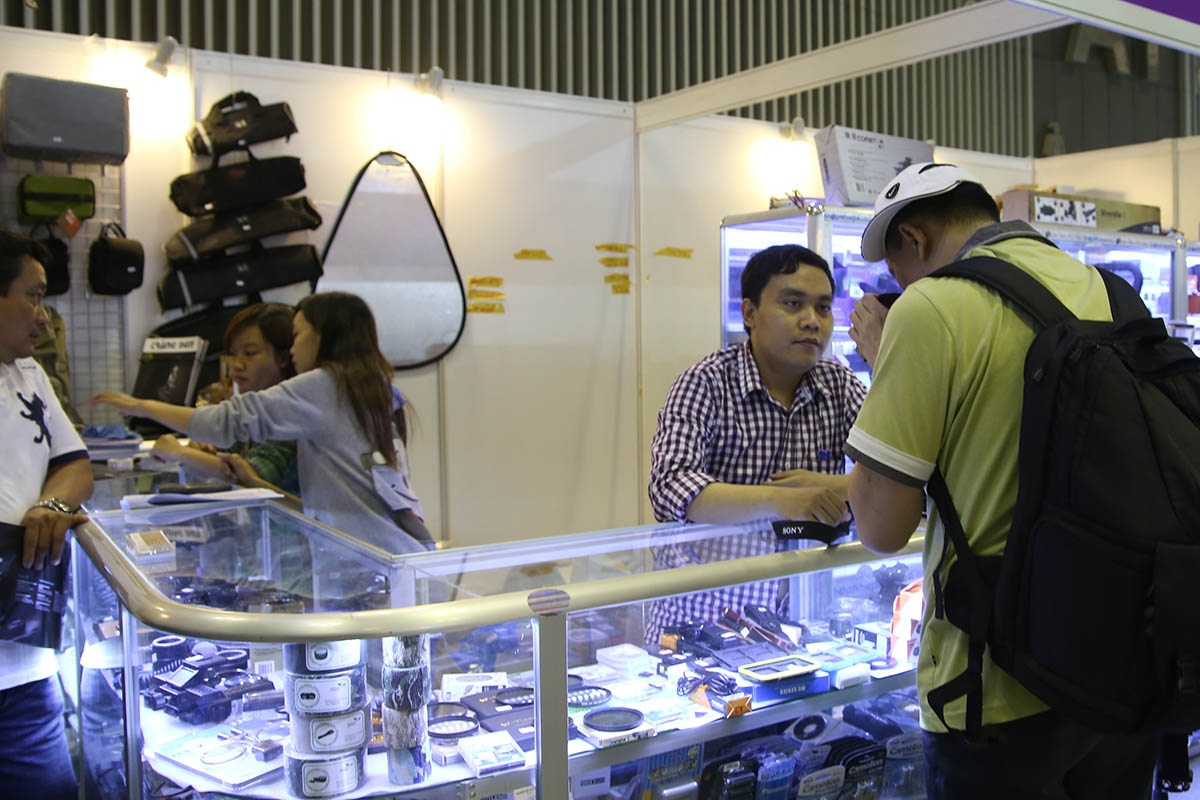 Nhiều khách hàng tìm hiểu và mua sắm phụ kiện