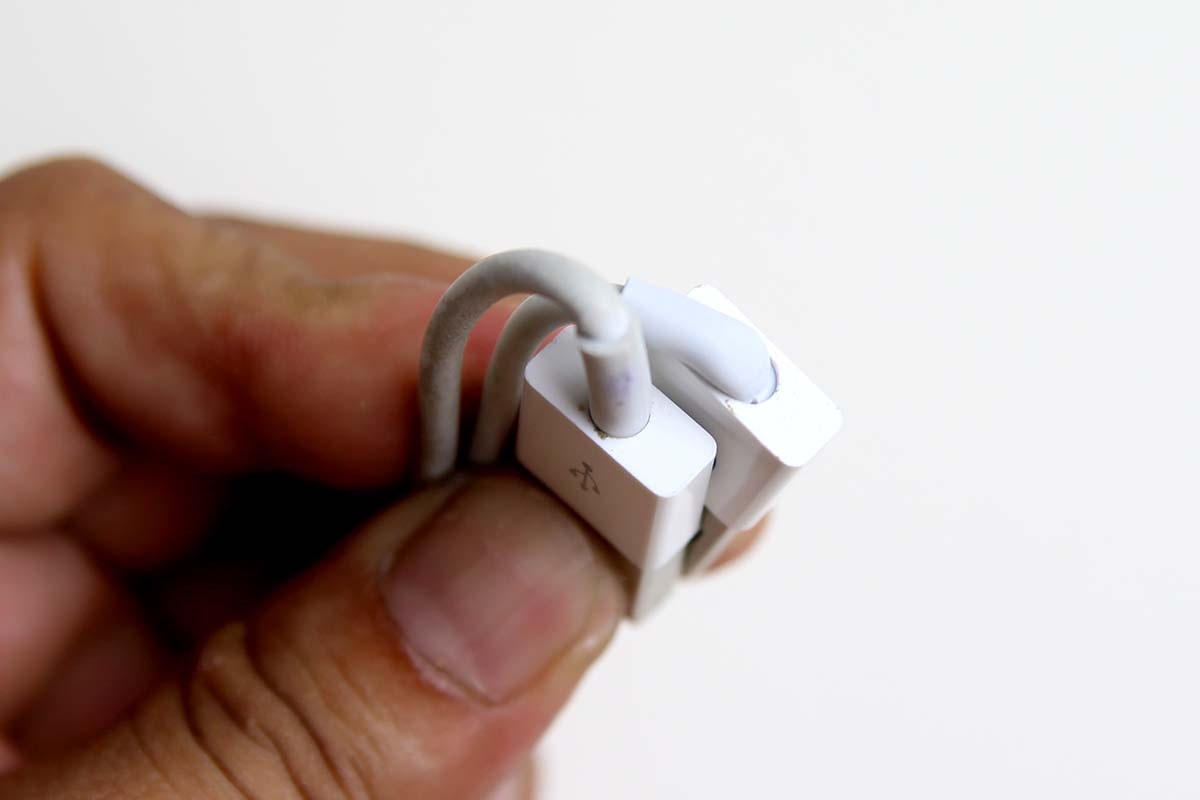 Cáp lô có chân đồng đi từ trong ra ngoài