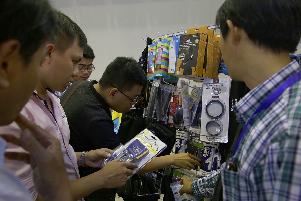 Nhiều khách hàng tìm hiểu và mua sắm phụ kiện