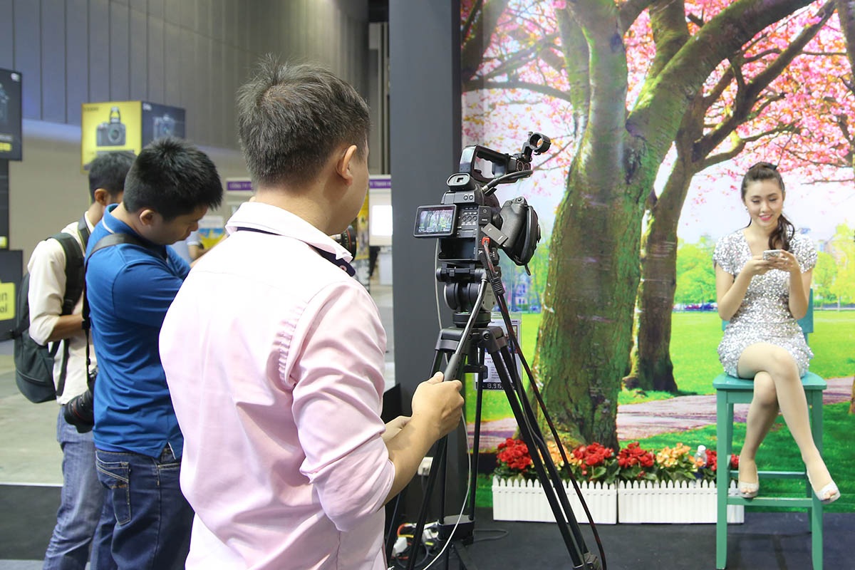 Nhiều khách hàng tìm hiểu và mua sắm phụ kiện