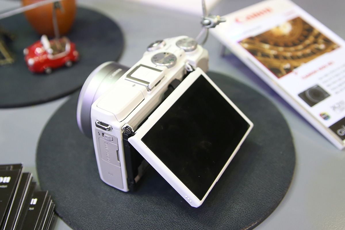 Mặt sau của EOS M3