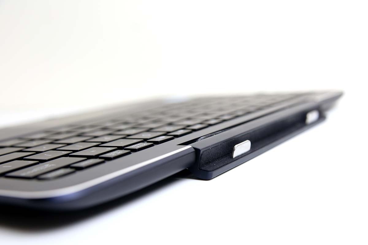 Để cố định chiếc tablet trở thành một laptop để sử dụng