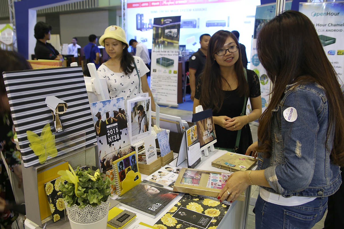 Nhiều khách hàng tìm hiểu và mua sắm phụ kiện