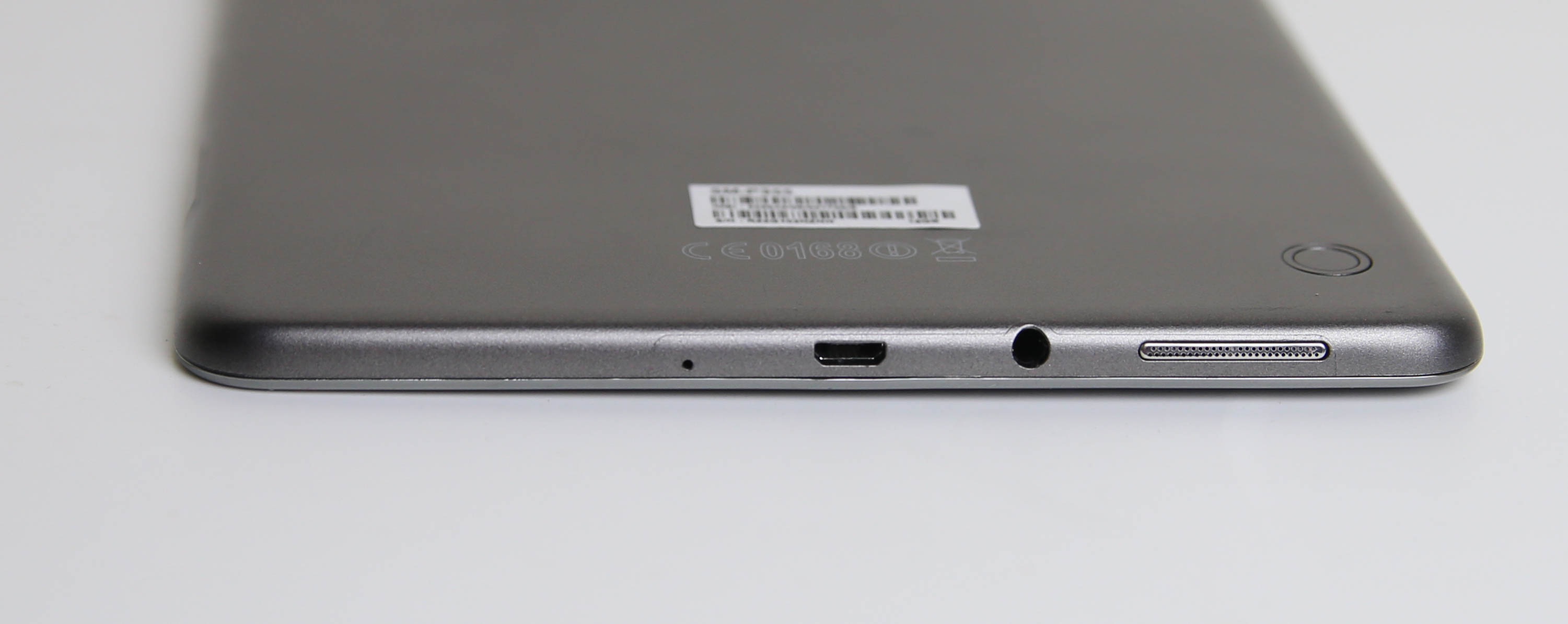 Cận cảnh Galaxy Tab A 8 inch đầu tiên tại Việt Nam - 9 Cạnh dưới của máy là nơi đặt microphone, sạc, ngõ ra âm thanh và loa ngoài