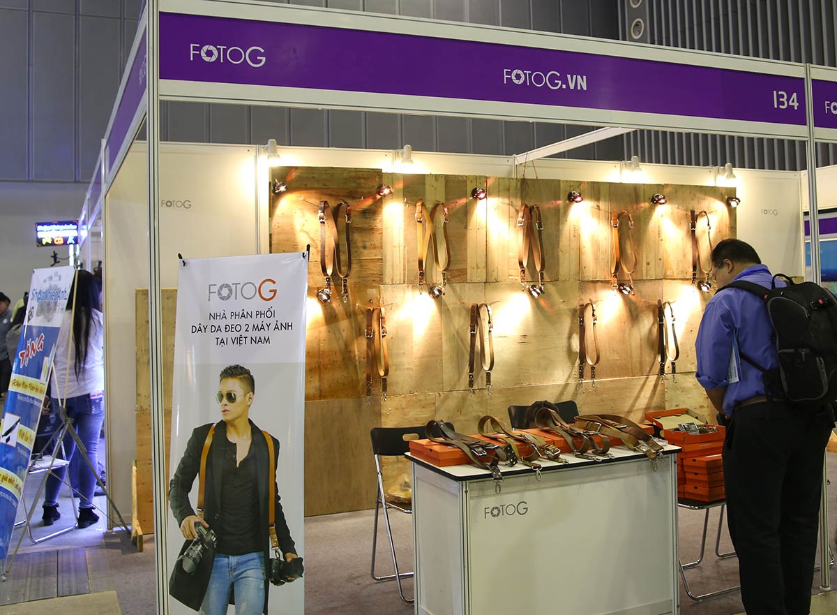 Nhiều khách hàng tìm hiểu và mua sắm phụ kiện