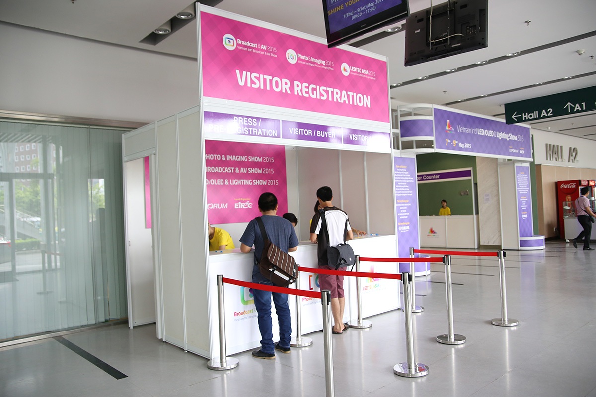 Gian hàng Canon có lượng khách đông nhất, tuy nhiên vẫn còn khá thưa thớt như những năm trước đó