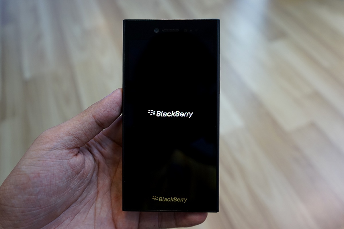 Mặt trước là màn hình cảm ứng 