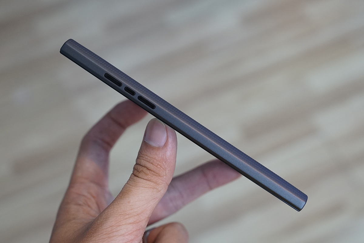 Cạnh phải là phím âm lượng và phím bấm chức năng