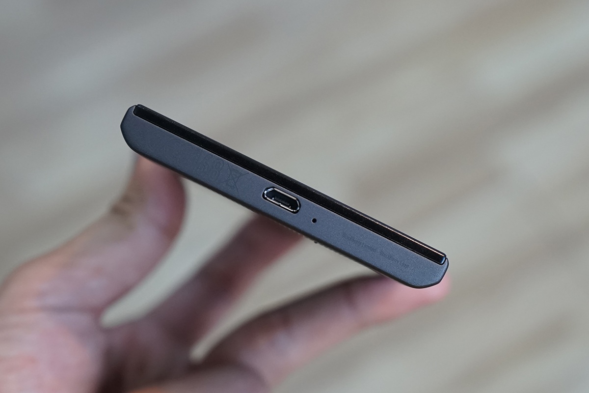 Cạnh dưới là cổng sạc và microphone