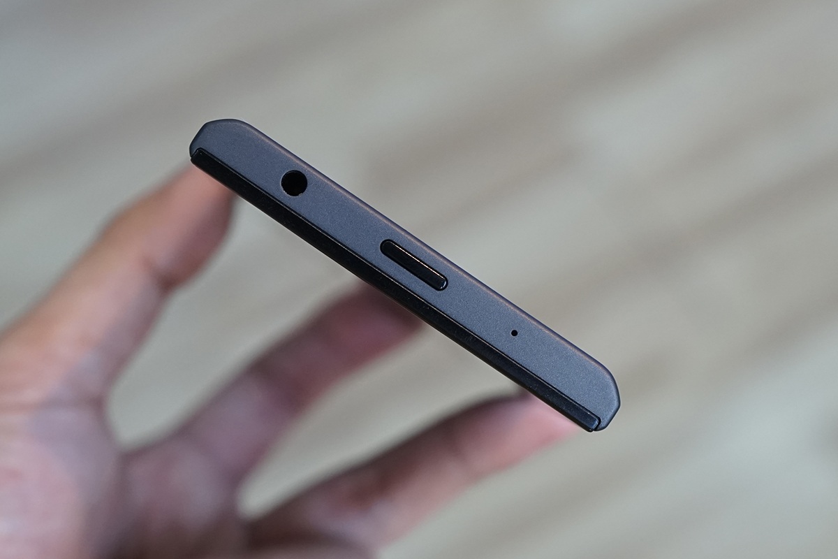 Cạnh trên là ngõ ra âm thanh, nút nguồn và micro hỗ trợ quay video