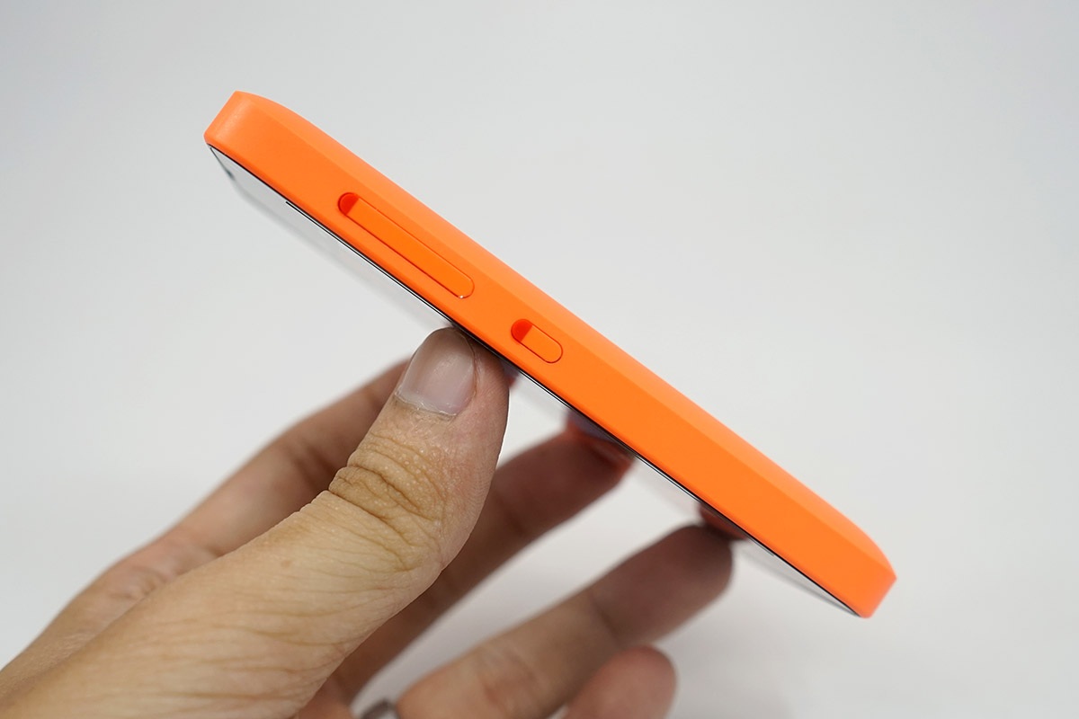 Cạnh phải là phím nguồn và âm lượng