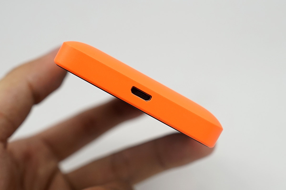 Cạnh dưới cổng sạc 