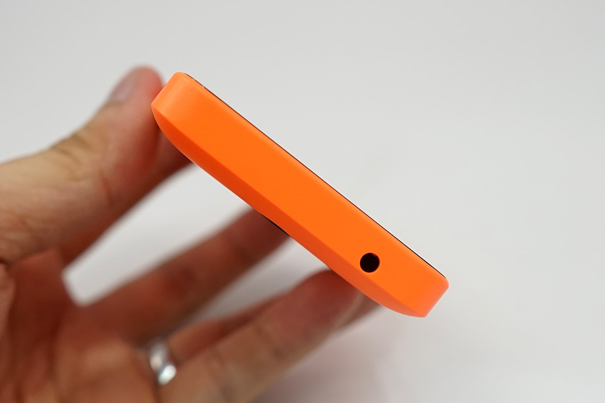 Cạnh trên ngõ ra âm thanh 