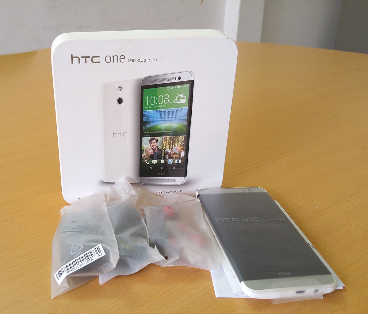 Đập hộp HTC One E8 phiên bản 2 SIM mới lên kệ thị trường Việt - 3 Máy đi kèm sạc, tai nghe, cáp miroUSB