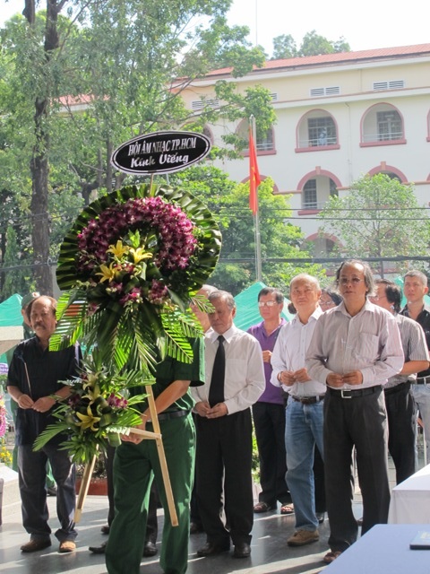 Đoàn nhạc sĩ TPHCM đến viếng tang nhạc sĩ Phan Nhân