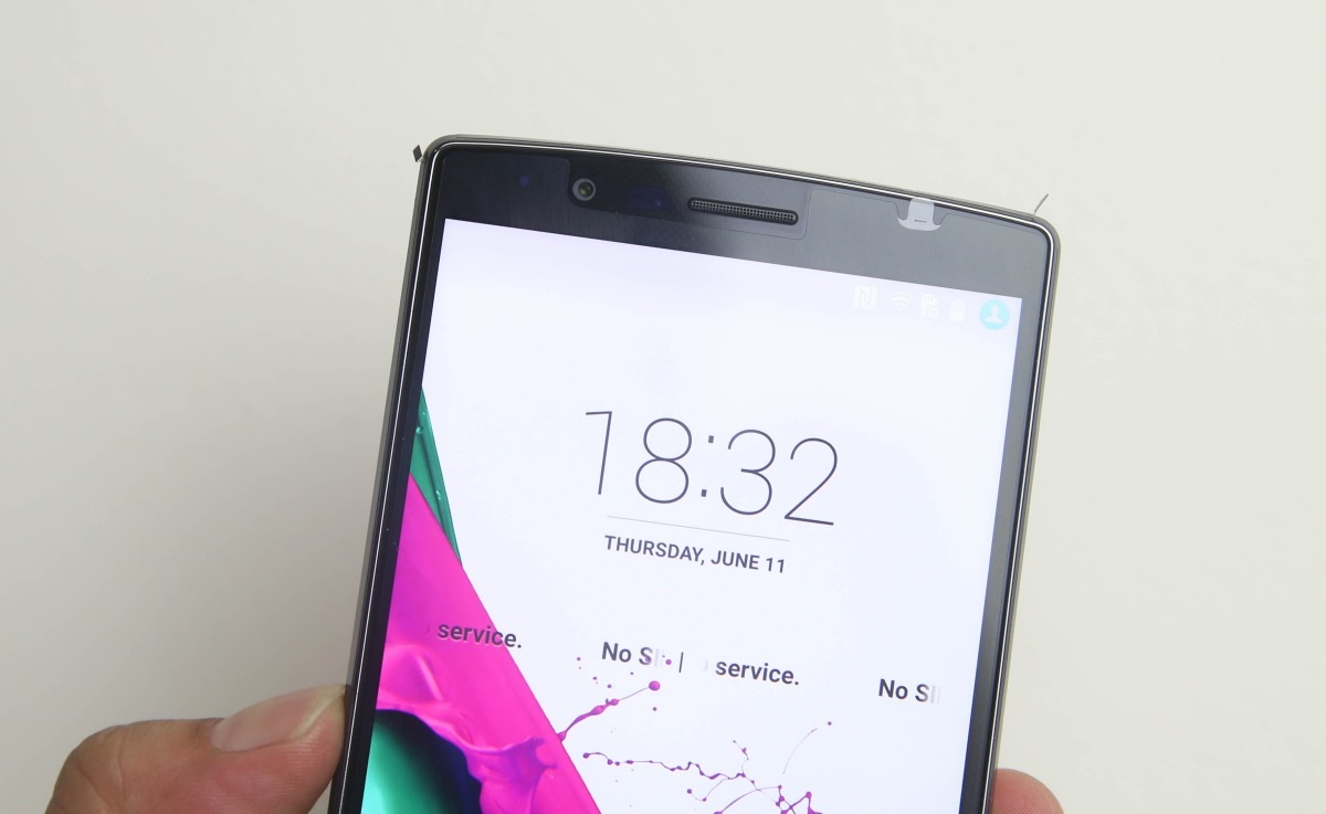 Bên trên màn hình có mặt của camera selfie 8 MP khẩu độ 2.0