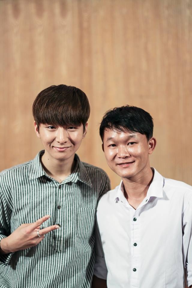 Dùng guitar "hút" dân mạng, 9X có kênh youtube 5 triệu lượt xem - 2 Thần đồng guitar Sungha Jung (trái) và Mitxi Tòng (phải)