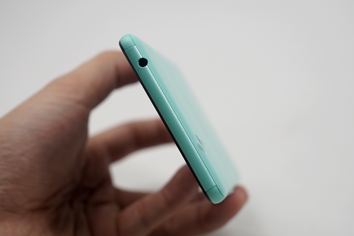 Cạnh trên là ngõ ra âm thanh