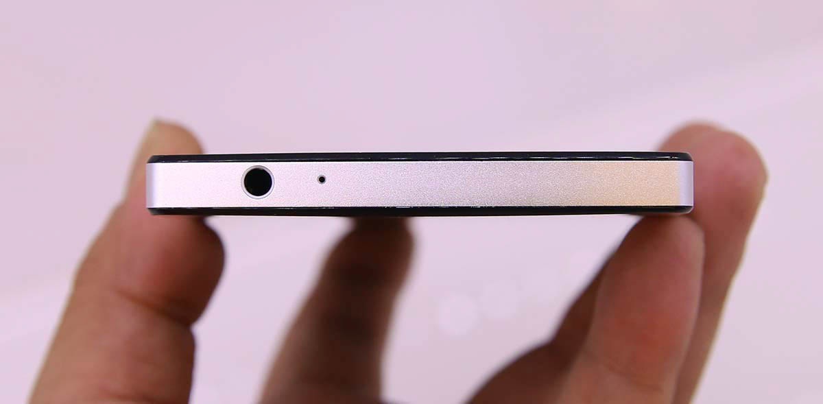 Cạnh trên là ngõ ra âm thanh và micro