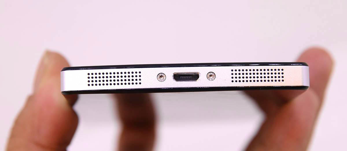 Cạnh dưới là cổng sạc được vát kim cương cùng dải loa ngoài và microphone