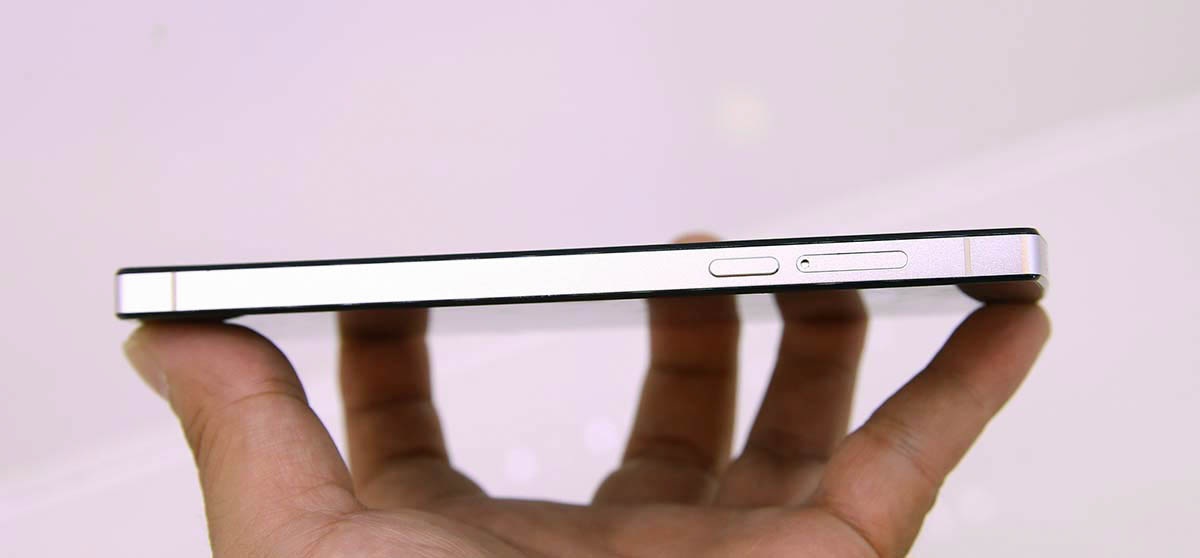 Cạnh phải là nơi đặt phím nguồn và khe cắm SIM