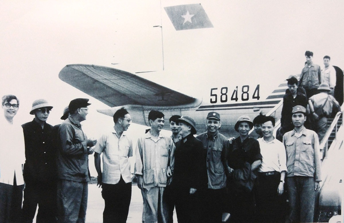 Tổng Bí Thư Nguyễn Văn Linh - Nhà Lãnh đạo kiên định và sáng tạo - 15 Tiểu sử của Đồng chí Nguyễn Văn Linh (1915-1998)