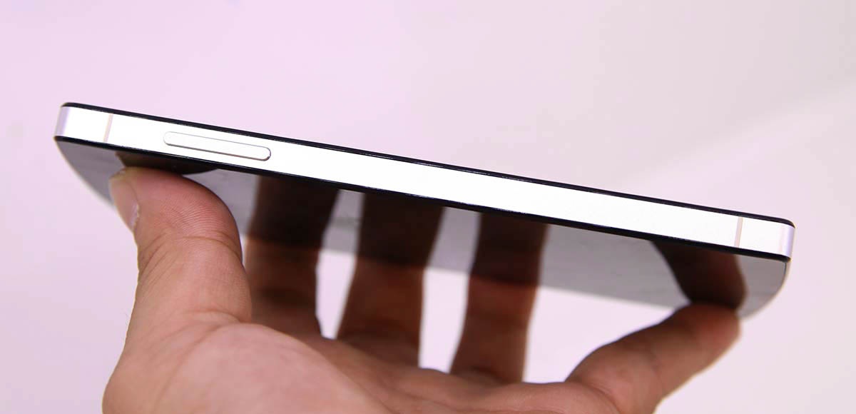 Cạnh trái là phím âm lượng