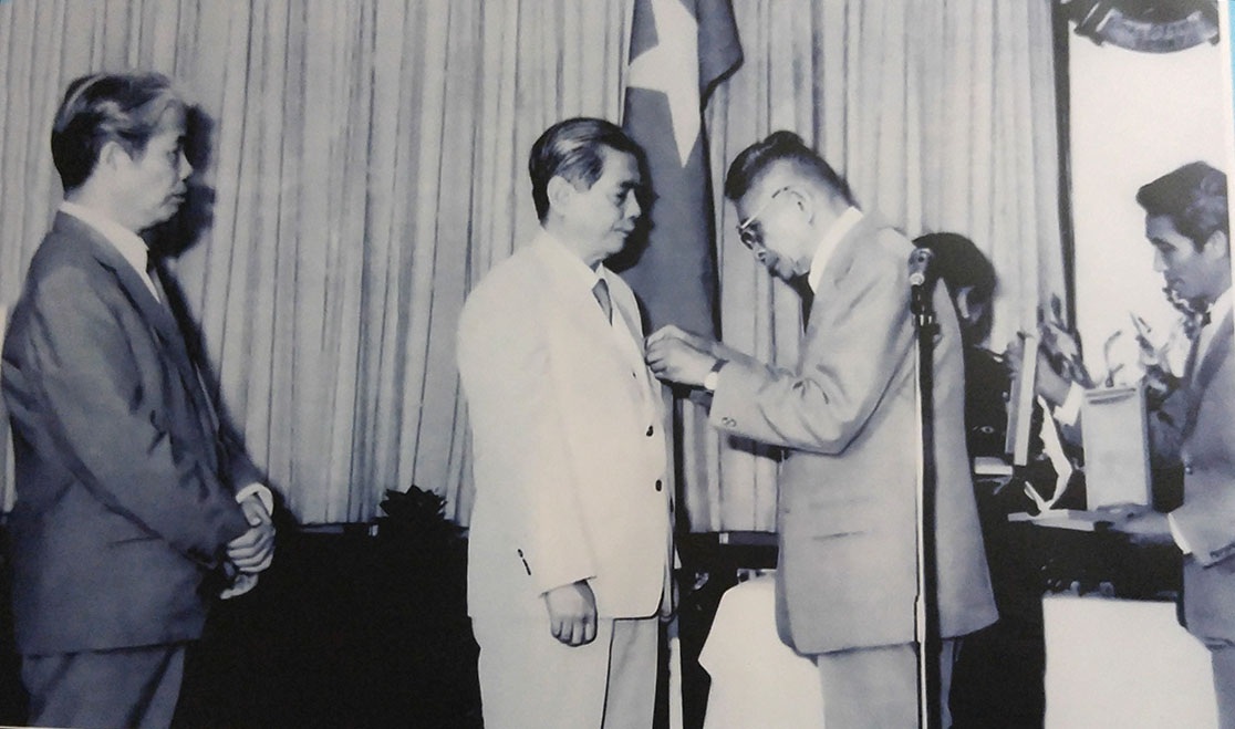 Tổng Bí Thư Nguyễn Văn Linh - Nhà Lãnh đạo kiên định và sáng tạo - 32 Đồng chí Nguyễn Văn Linh làm việc tại Căn cứ Trung ương Cục miền Nam, ngày mùng 5 Tết Ất Mão (1975)