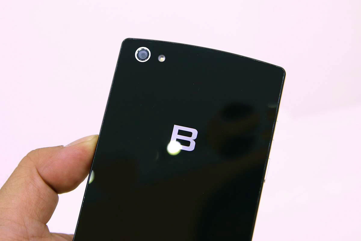 Nổi bật với camera chính 13 MP và trợ sáng bằng đèn flash