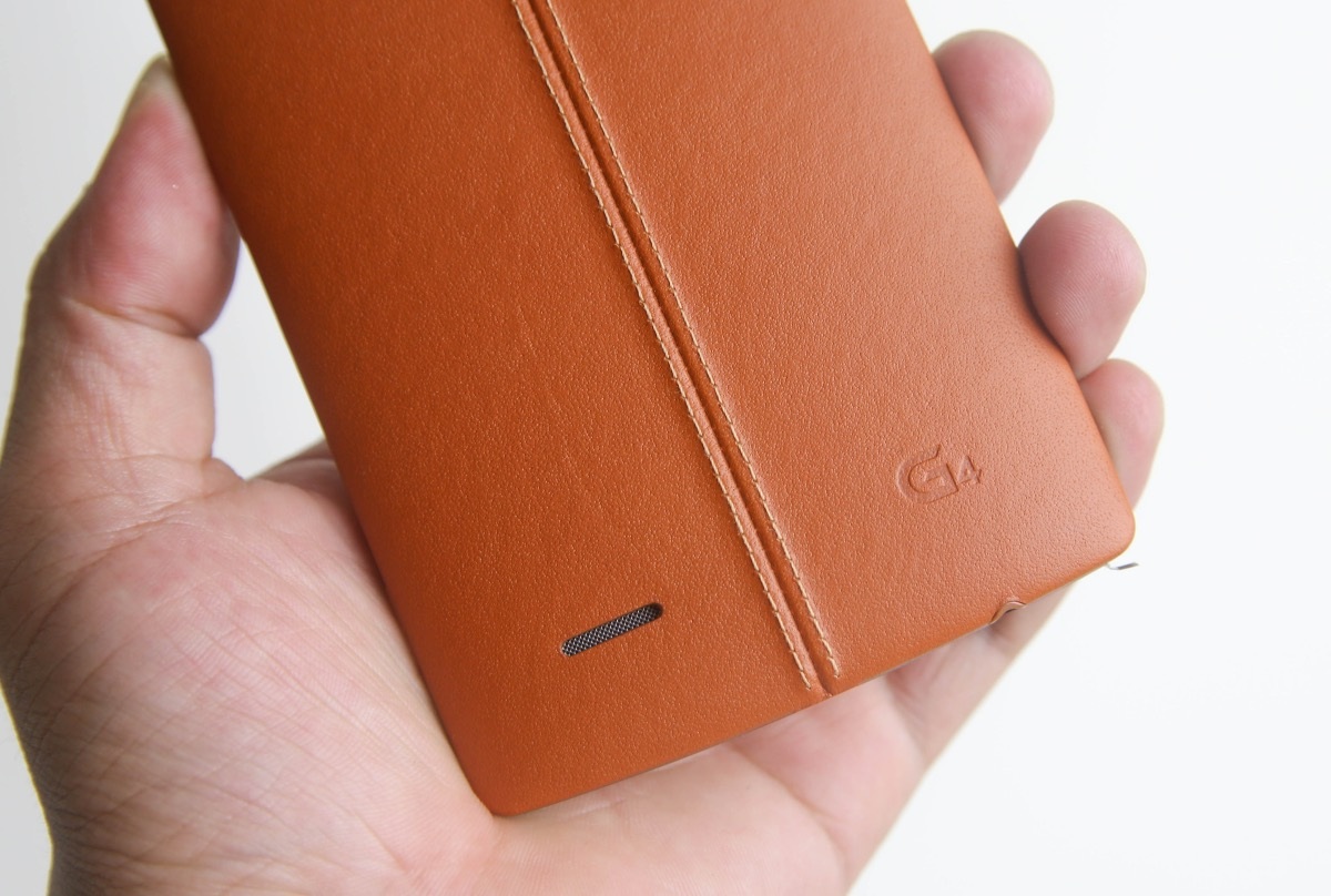 Ở phía dưới là loa ngoài