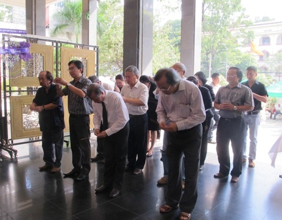 Đoàn nhạc sĩ TPHCM đến viếng tang nhạc sĩ Phan Nhân