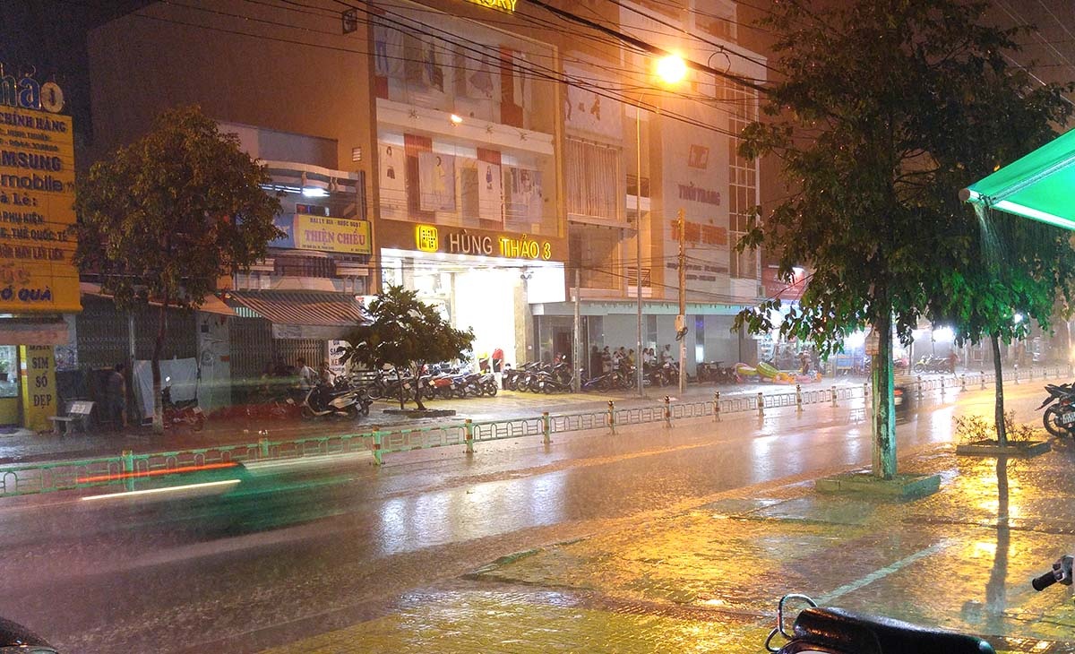Vùng đại hạn bất ngờ đón cơn “mưa vàng” - 1 Trận mưa lớn bất ngờ tại TP Phan Rang - Tháp Chàm