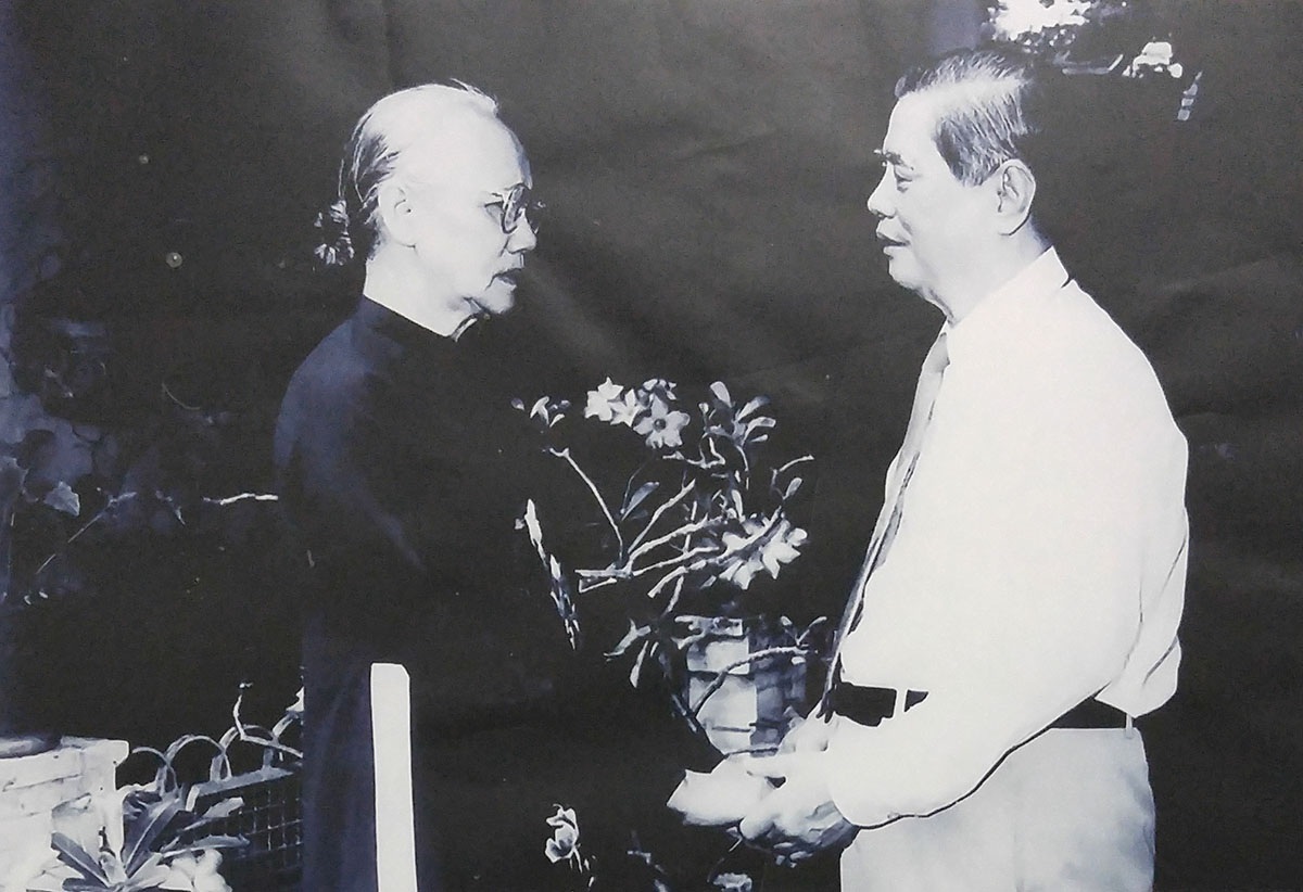 Tổng Bí Thư Nguyễn Văn Linh - Nhà Lãnh đạo kiên định và sáng tạo - 34 Đồng chí Nguyễn Văn Linh làm việc tại Căn cứ Trung ương Cục miền Nam, ngày mùng 5 Tết Ất Mão (1975)