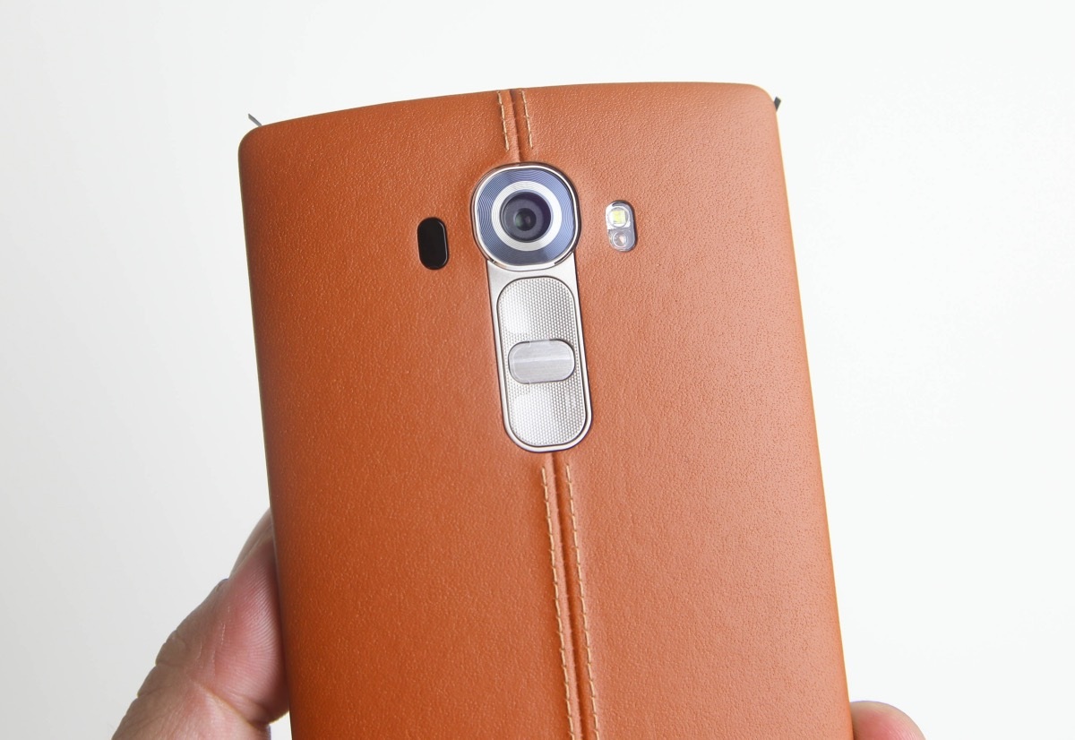 Phía trên là camera, laser và đèn flash. G4 có cụm phím vật lý ở phía sau máy