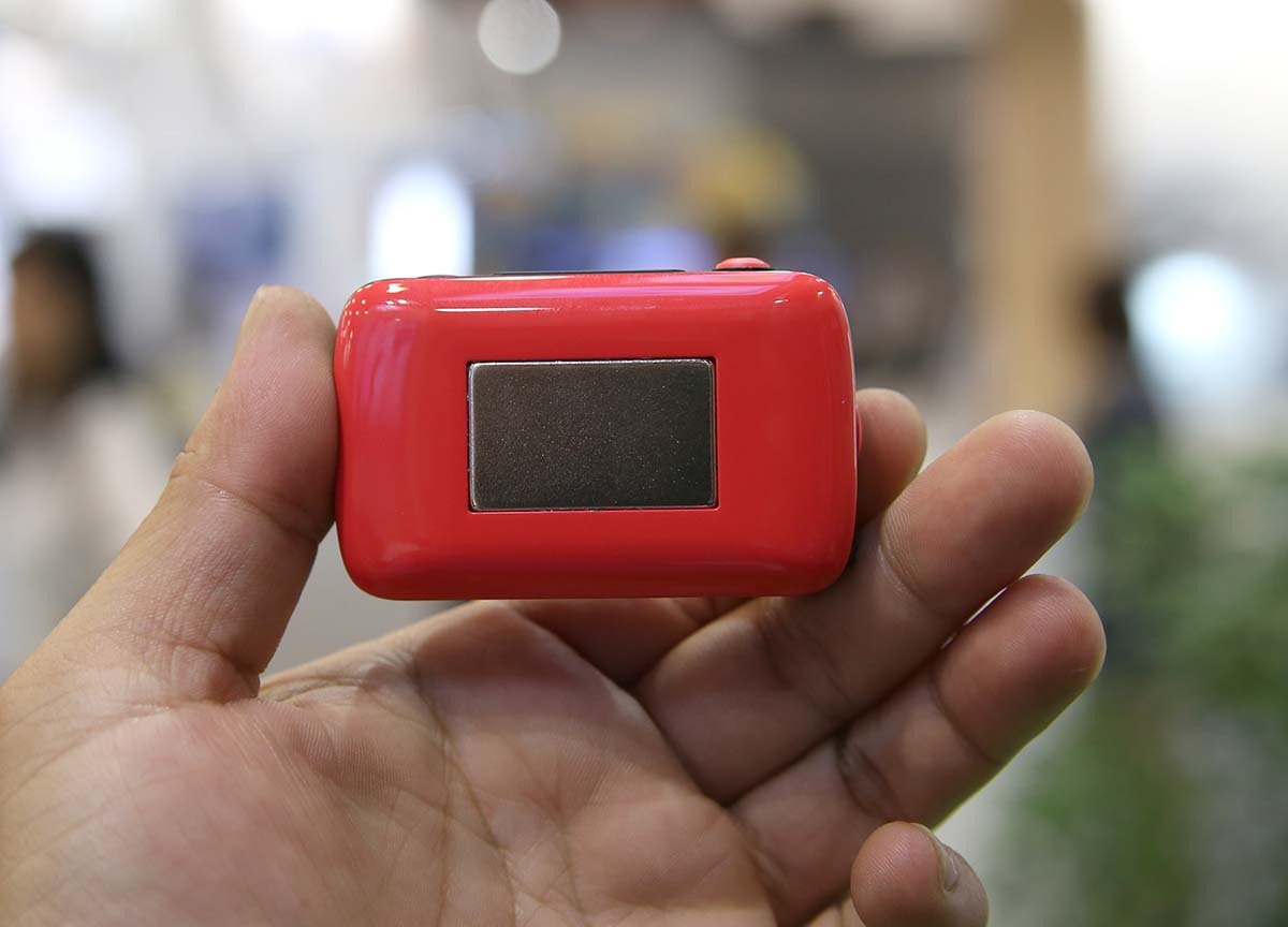 Mặt sau của máy là nơi đặt của Pin