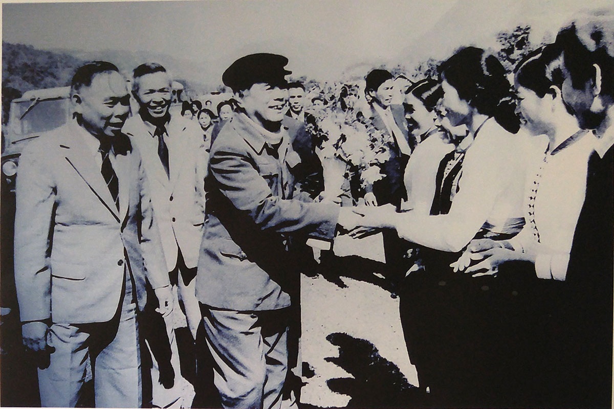 Tổng Bí Thư Nguyễn Văn Linh - Nhà Lãnh đạo kiên định và sáng tạo - 24 Đồng chí Nguyễn Văn Linh làm việc tại Căn cứ Trung ương Cục miền Nam, ngày mùng 5 Tết Ất Mão (1975)