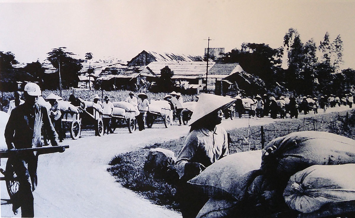 Tổng Bí Thư Nguyễn Văn Linh - Nhà Lãnh đạo kiên định và sáng tạo - 30 Đồng chí Nguyễn Văn Linh làm việc tại Căn cứ Trung ương Cục miền Nam, ngày mùng 5 Tết Ất Mão (1975)