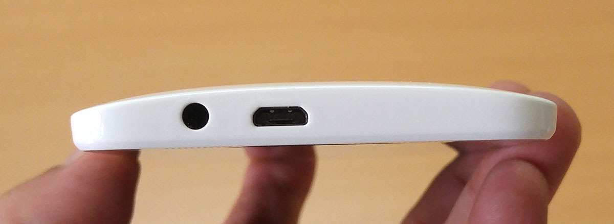 Đập hộp HTC One E8 phiên bản 2 SIM mới lên kệ thị trường Việt - 6 Cạnh dưới là sạc và tai nghe