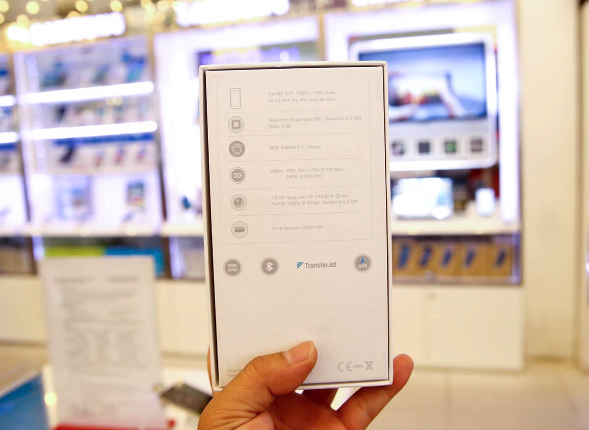 Mặt sau in các thông tin về thông số của máy