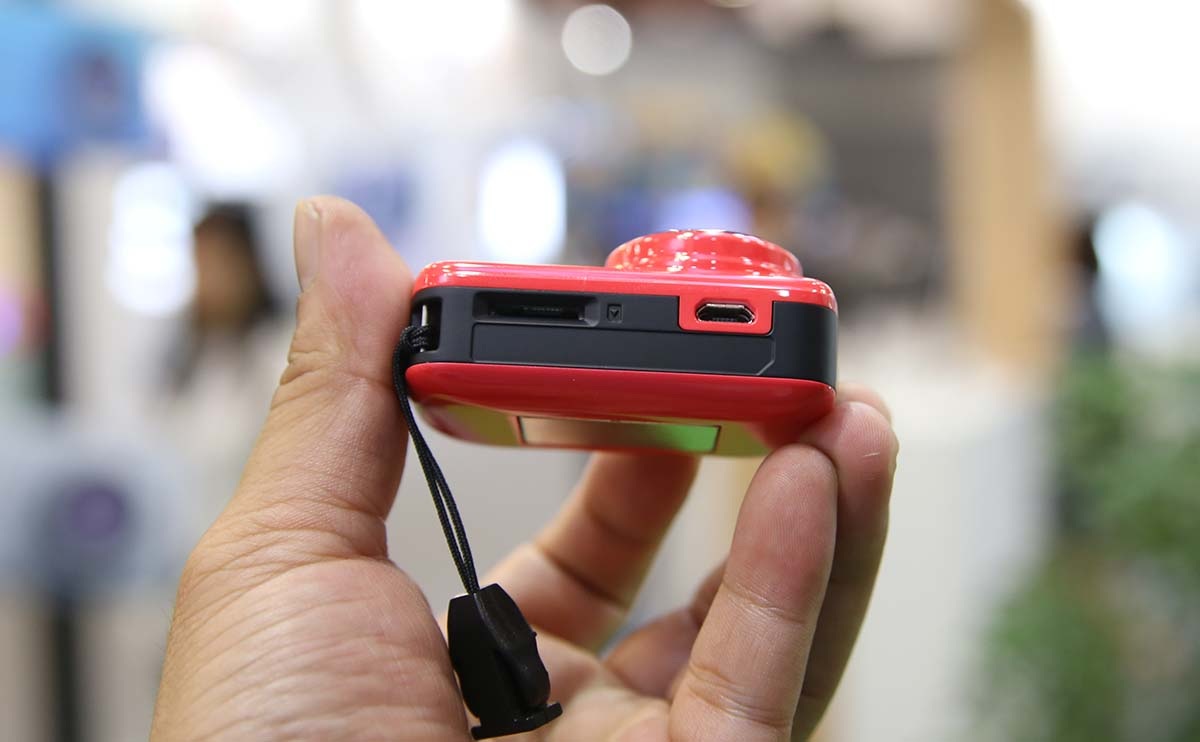 Mặt dưới là cổng sạc và khe thẻ nhớ rời microSD