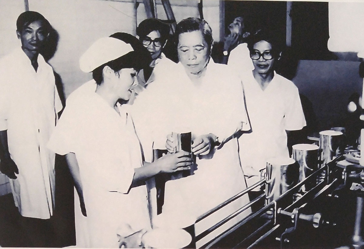 Tổng Bí Thư Nguyễn Văn Linh - Nhà Lãnh đạo kiên định và sáng tạo - 19 Đồng chí Nguyễn Văn Linh làm việc tại Căn cứ Trung ương Cục miền Nam, ngày mùng 5 Tết Ất Mão (1975)