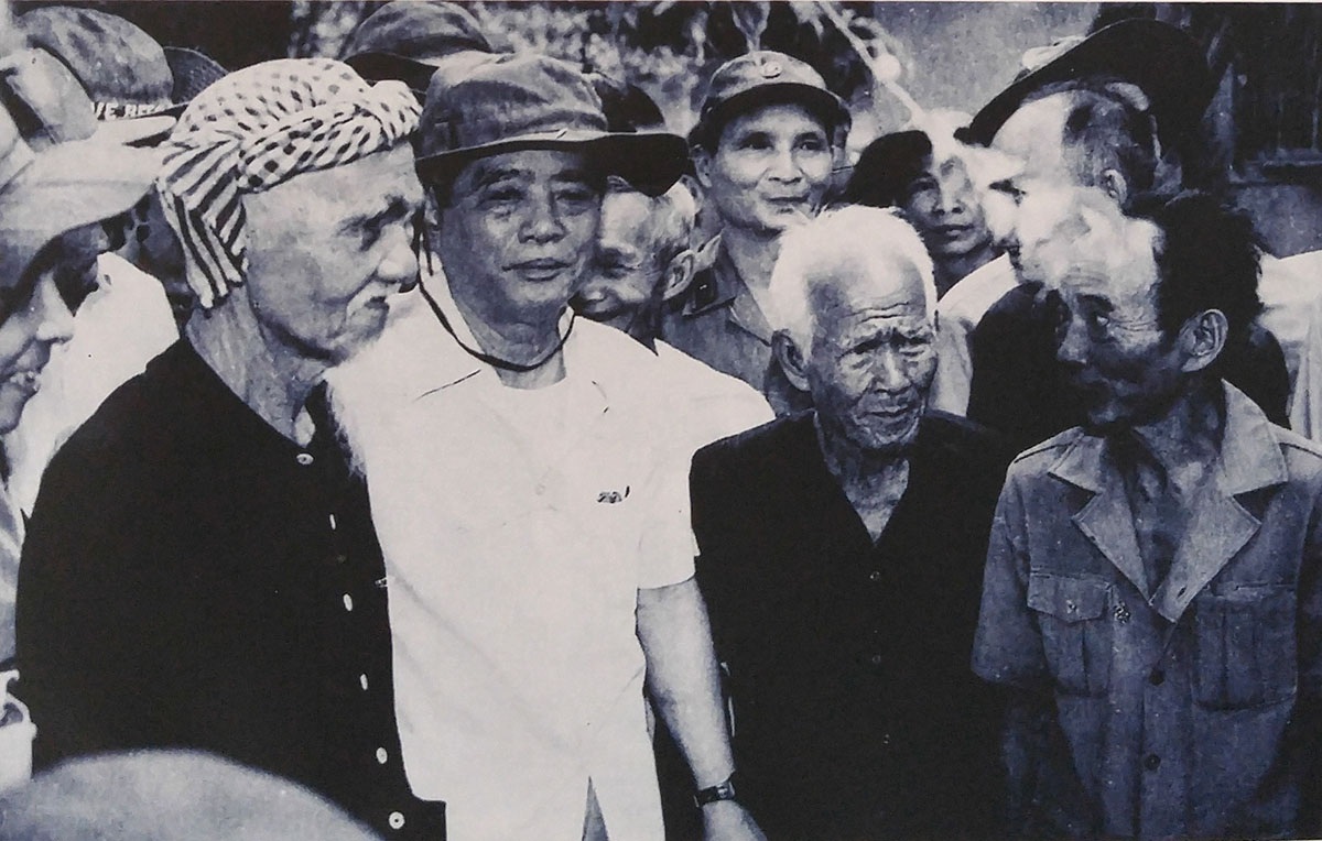 Tổng Bí Thư Nguyễn Văn Linh - Nhà Lãnh đạo kiên định và sáng tạo - 33 Đồng chí Nguyễn Văn Linh làm việc tại Căn cứ Trung ương Cục miền Nam, ngày mùng 5 Tết Ất Mão (1975)