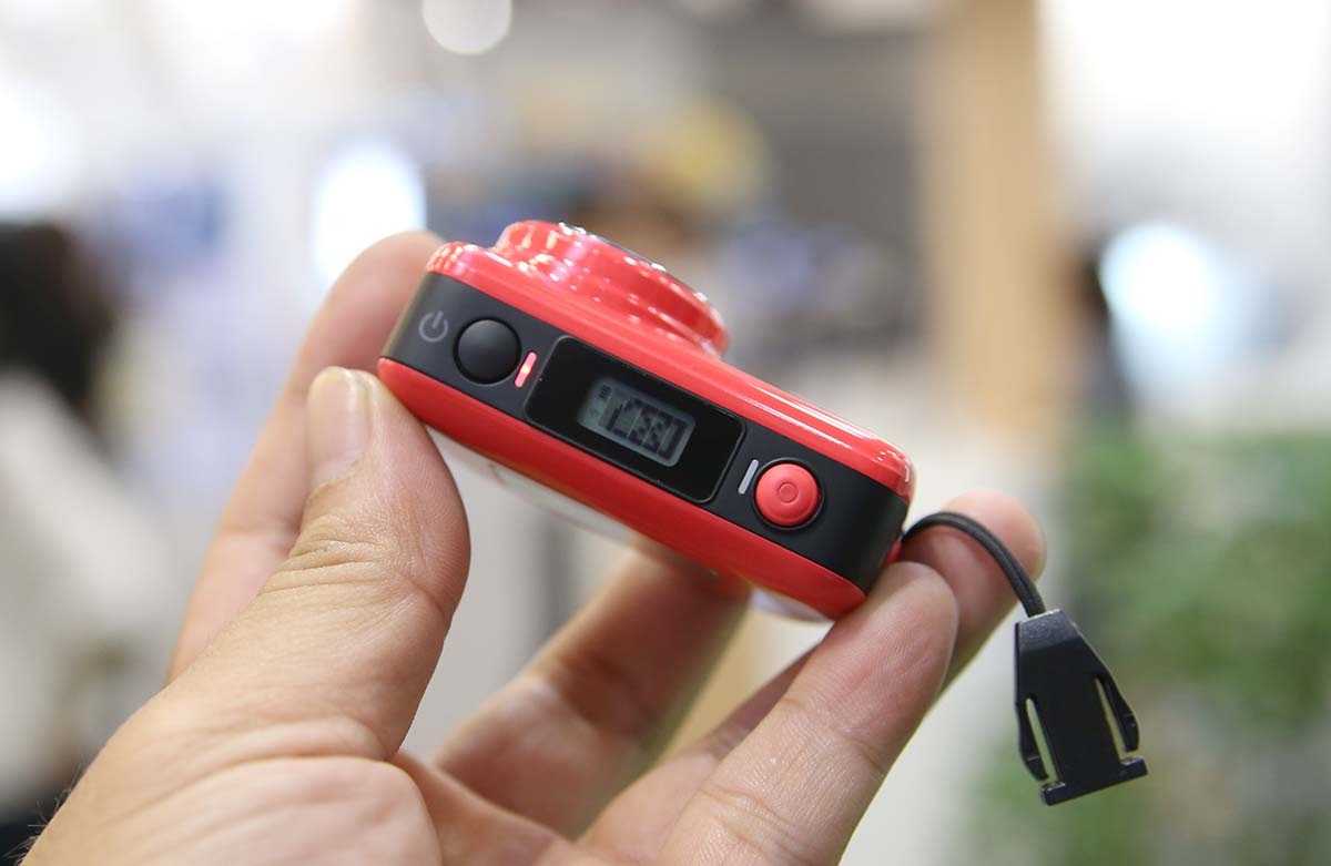 Cạnh trên với nút nguồn, màn hình hiển thị thông tin và nút chụp ảnh