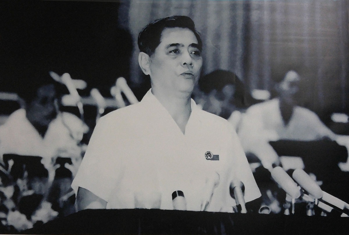 Tổng Bí Thư Nguyễn Văn Linh - Nhà Lãnh đạo kiên định và sáng tạo - 18 Đồng chí Nguyễn Văn Linh làm việc tại Căn cứ Trung ương Cục miền Nam, ngày mùng 5 Tết Ất Mão (1975)