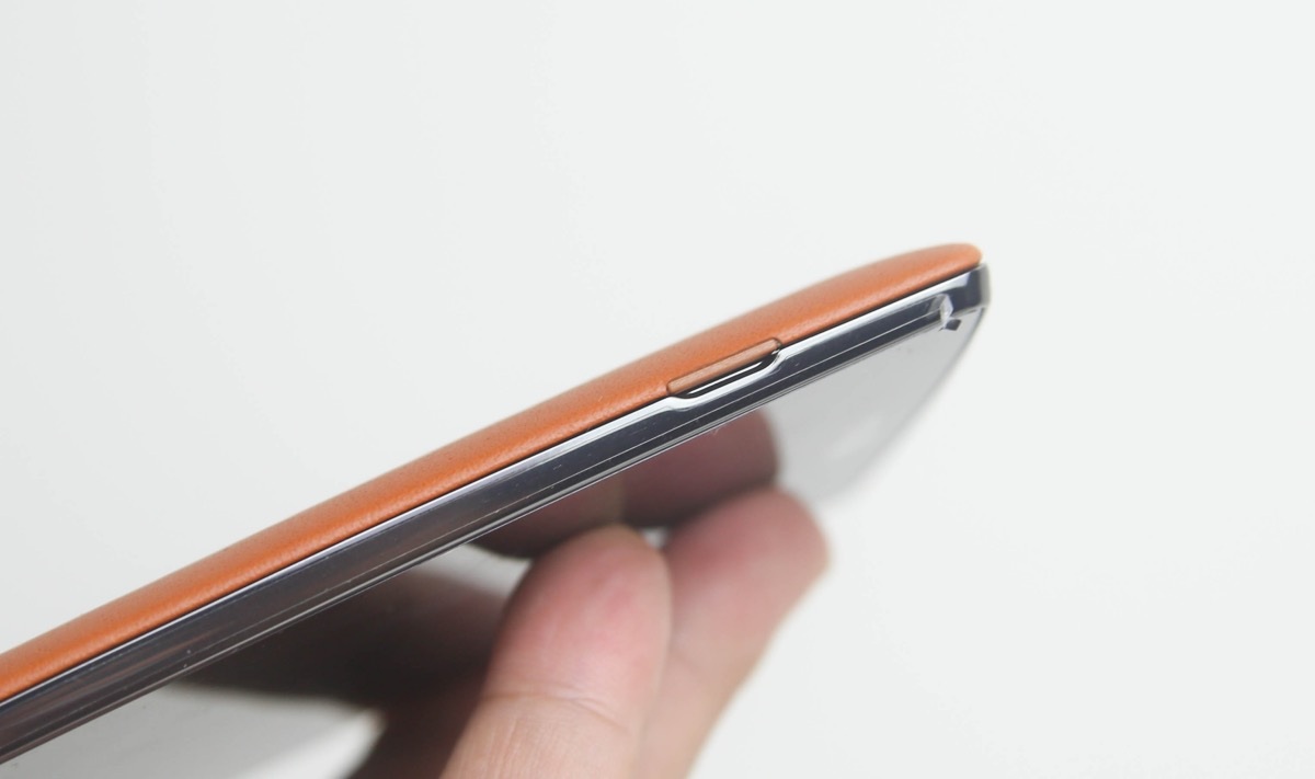 Tại vị trí cạnh phải, có khe để mở nắp lưng