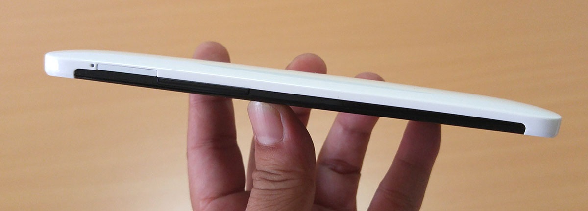 Đập hộp HTC One E8 phiên bản 2 SIM mới lên kệ thị trường Việt - 8 Cạnh phải là nơi đặt khe thẻ nhớ