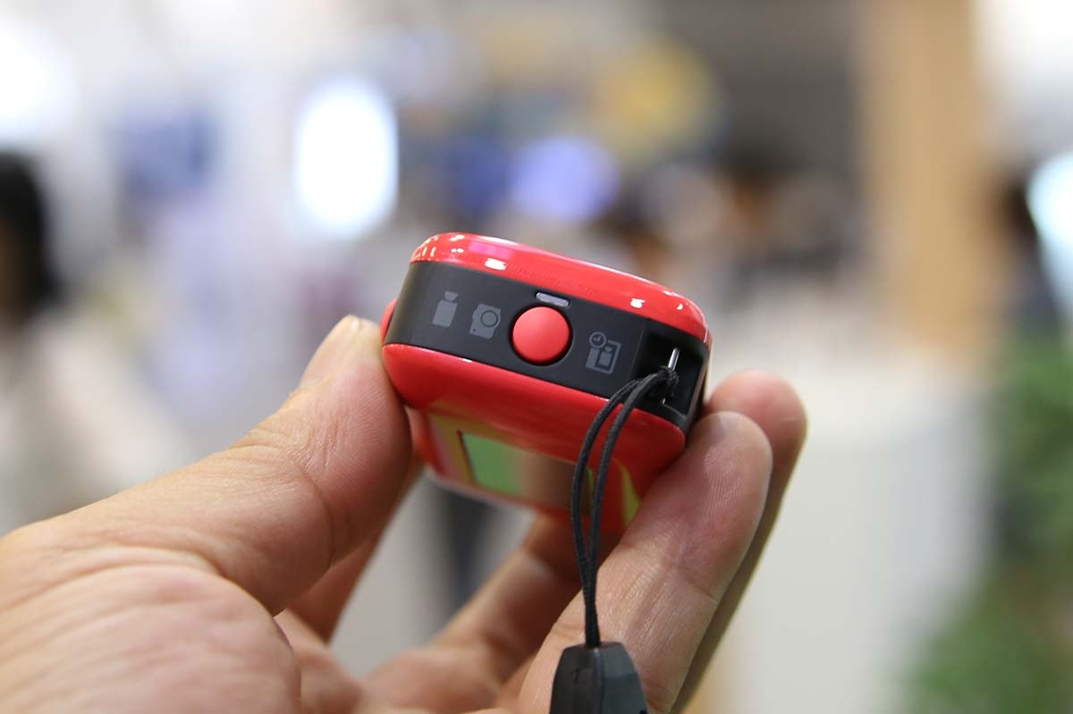 Cạnh phải là nút chuyển đổi chế độ chụp ảnh, quay phim hoặc quay phim hẹn giờ