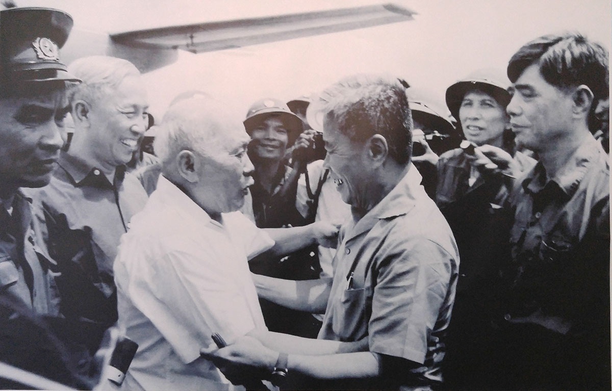 Tổng Bí Thư Nguyễn Văn Linh - Nhà Lãnh đạo kiên định và sáng tạo - 17 Đồng chí Nguyễn Văn Linh làm việc tại Căn cứ Trung ương Cục miền Nam, ngày mùng 5 Tết Ất Mão (1975)