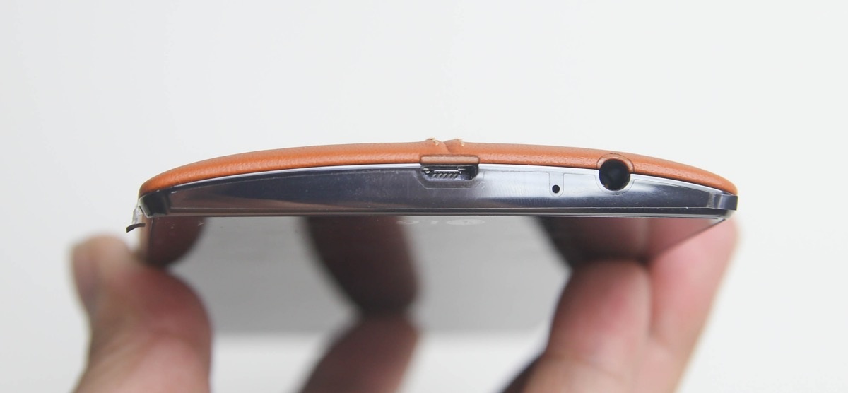 Cạnh dưới là cổng sạc, tai nghe và microphone